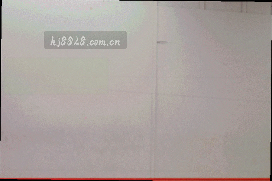成叠浅色期刊与索引卡的边缘特写，暖调光线，卡片上的文字模糊不可读