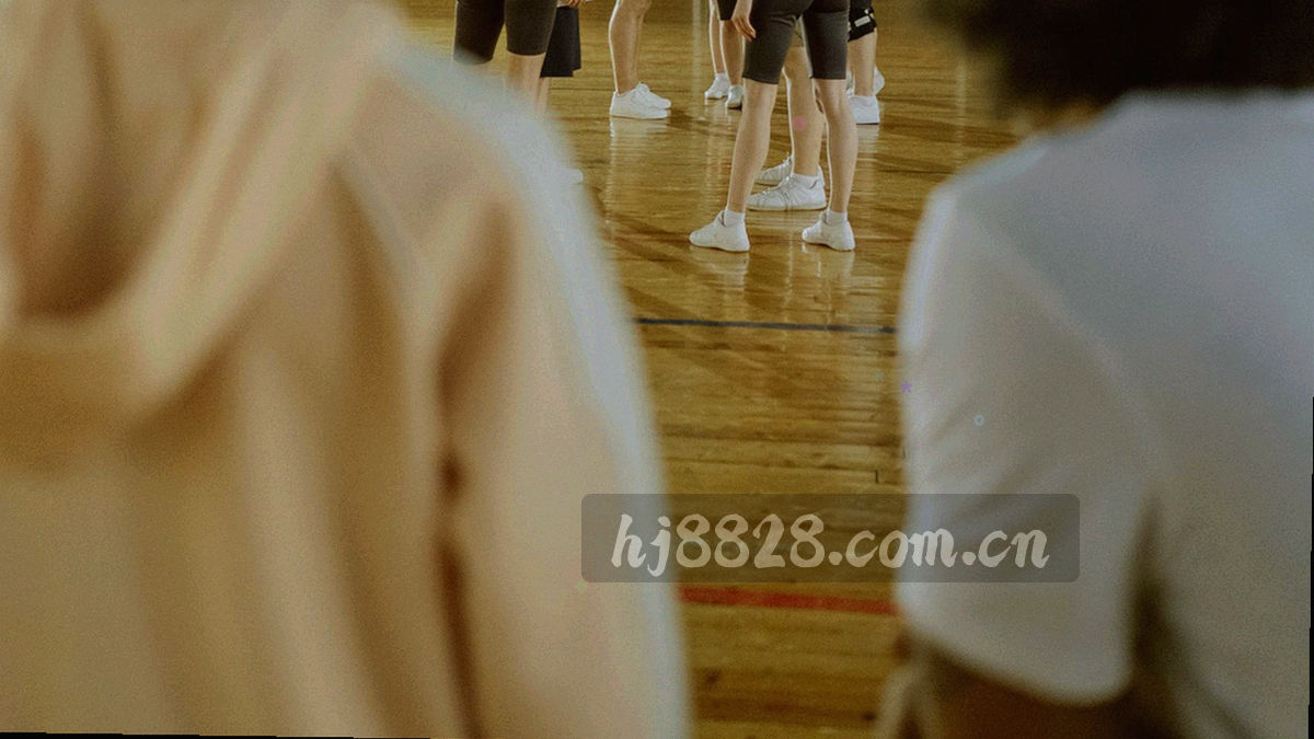 清晨光线下的低饱和城市天际线剪影，暖调、无文字招牌