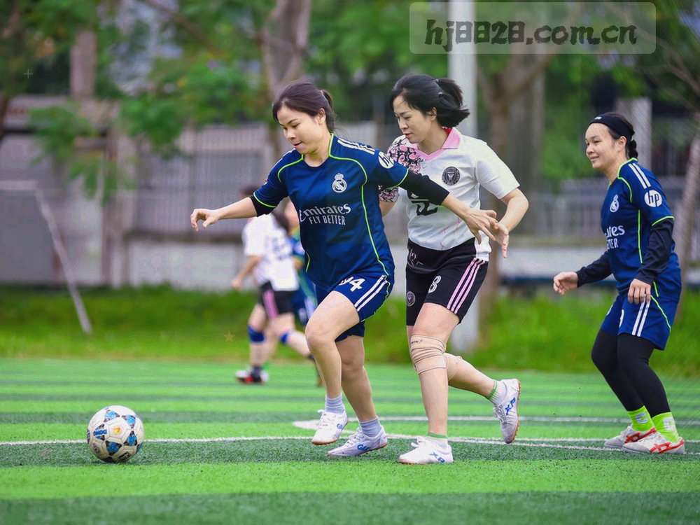 俯拍编辑桌面上的纸质索引卡、校样与笔，手部只露出局部，无正面人物